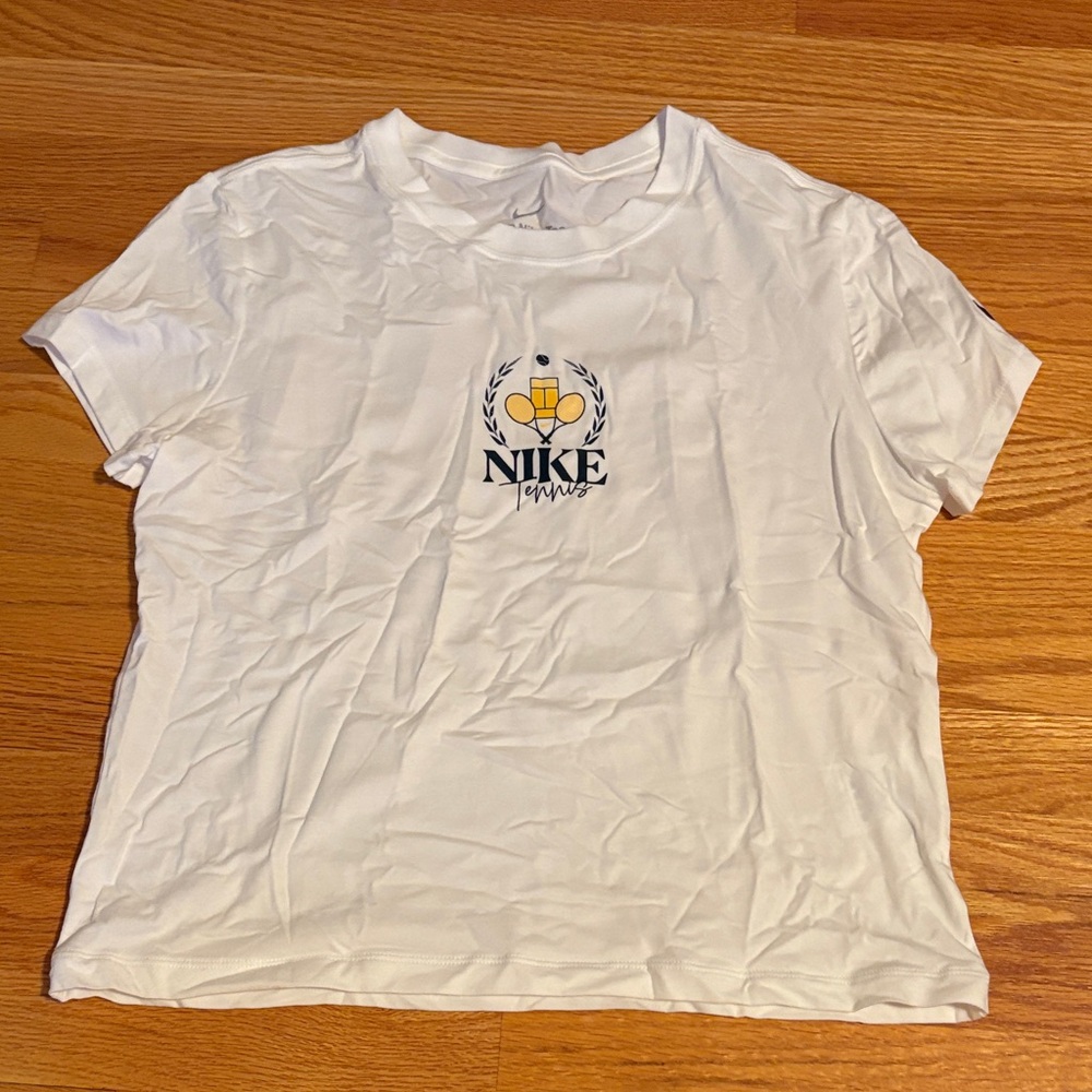 Women’s Nike Slim Fit Tennis Tshirt in Size Large